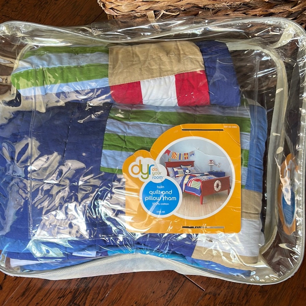 Target “Do Your Room“ Twin Quilt Set.